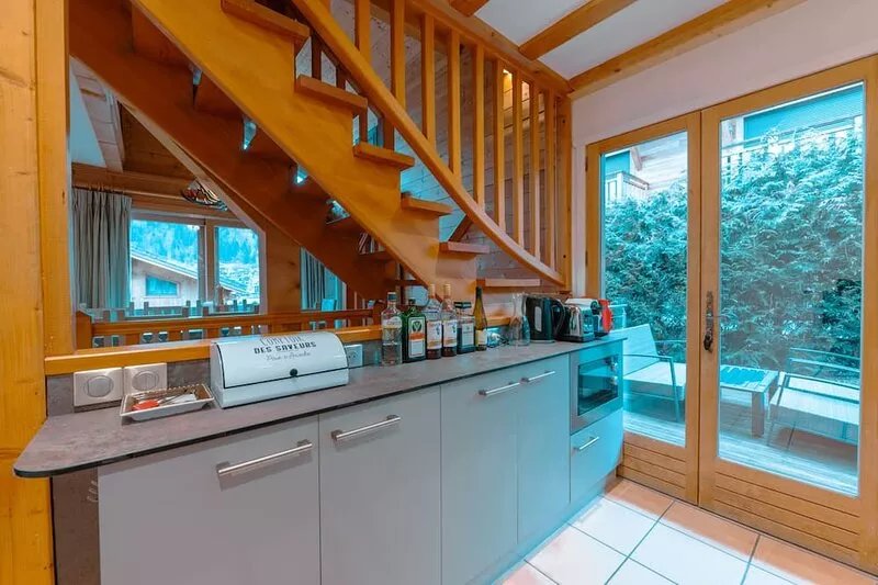 Beautiful chalet with hot tub, central Morzine, fantastic ski-in location.