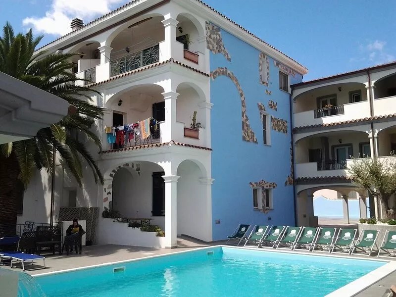 Apartment in exclusive residence with swimming pool 900 meters from the sea