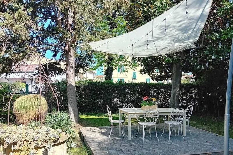 Butterfly house. Apartment in Villa. Shared swimming pool and large park