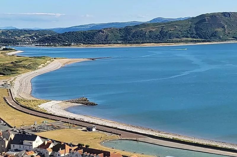 Lovely Conwy , North Wales 2 bedroom home with private garden and parking
