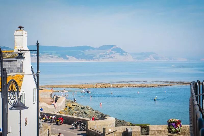 Idyllic retreat with sea views and spacious terrace overlooking Lyme Bay
