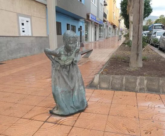 Nino en la carrera de sacos'