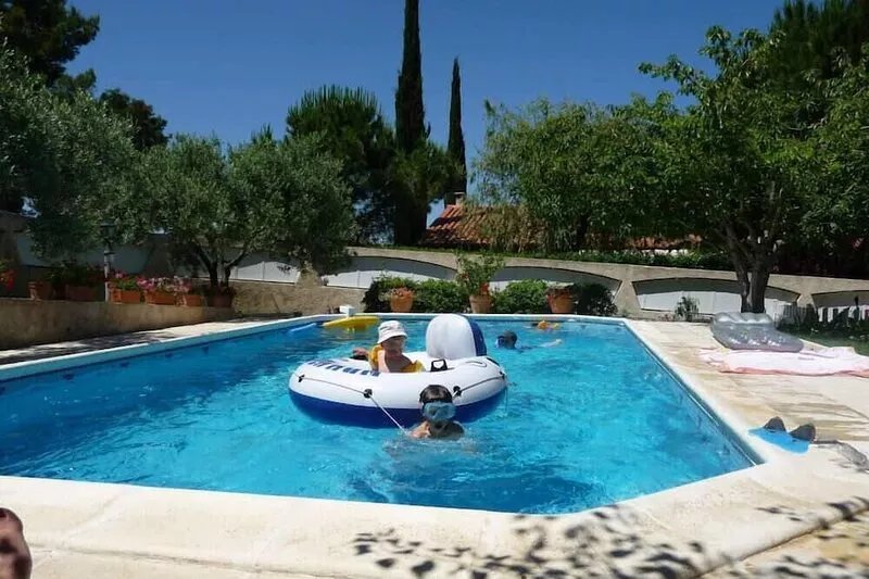 T3 with swimming pool between AIX and the blue COAST