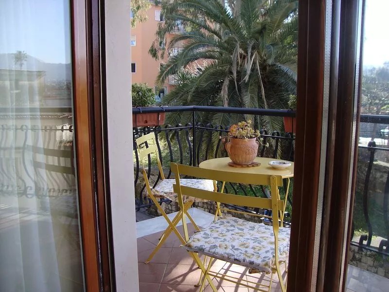 CHARMING APARTMENT WITH TERRACE EQUIPPED A FEW MILES FROM SORRENTO