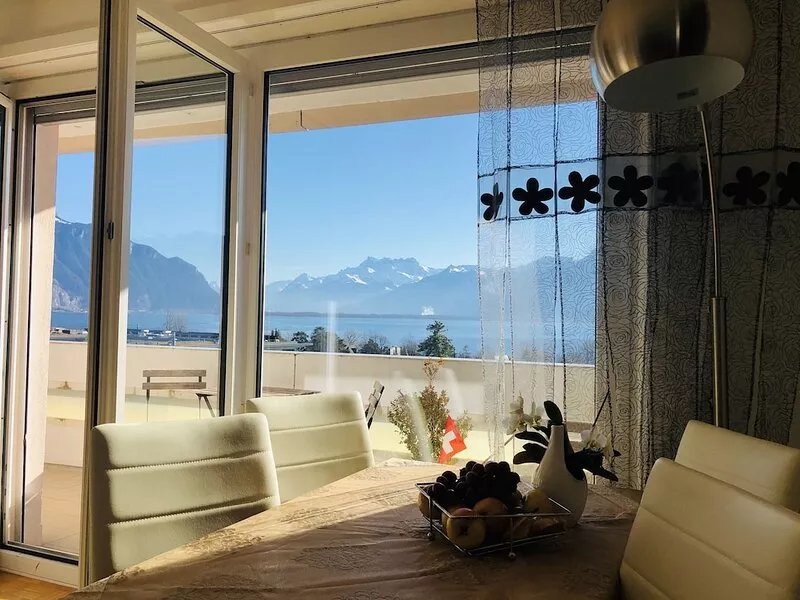 35Modern and spacious with balcony and lake view