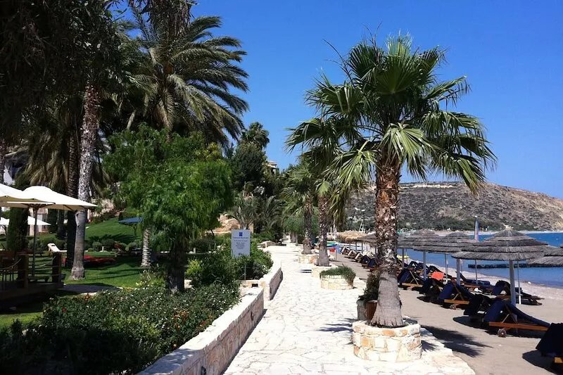 Free WIFI Luxury 2 bedroom apartment opposite St Raphael Marina 2 mins to beach