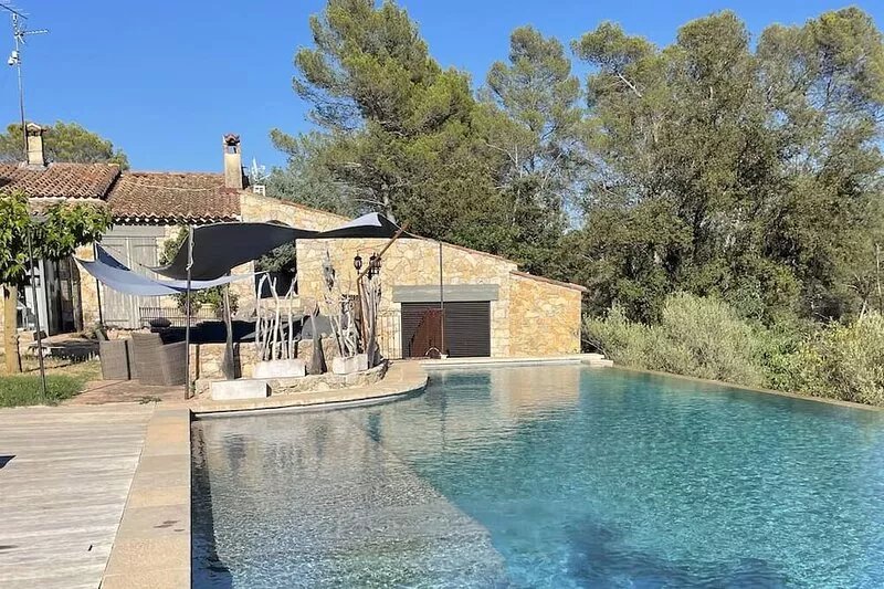 Quiet estate surrounded by vineyards and olive groves