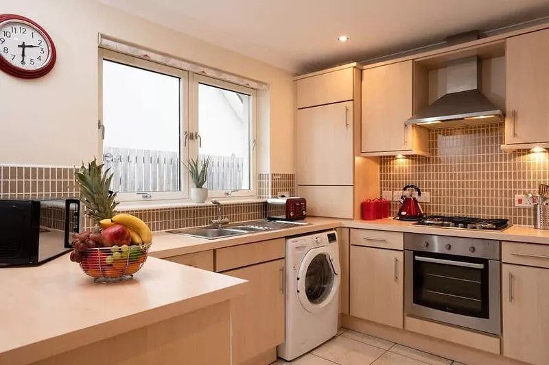 Sleeps 6 3 bedrooms & 2 Bathrooms: 1 king, 1 twin and 1 bunk room