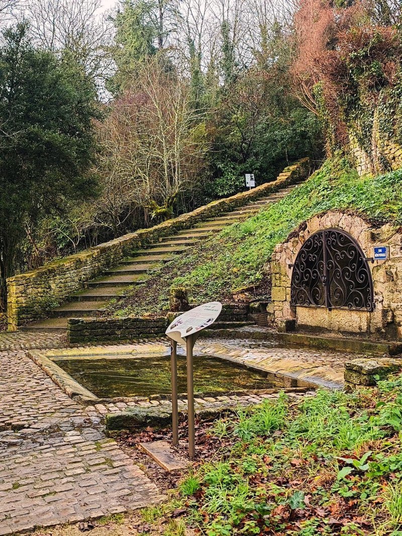 Lavoir De La Fontaine Des Morts