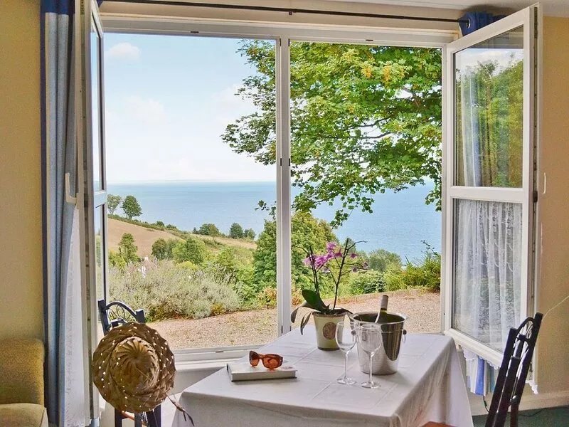 STUNNING SEA VIEWS OVER THE BAY