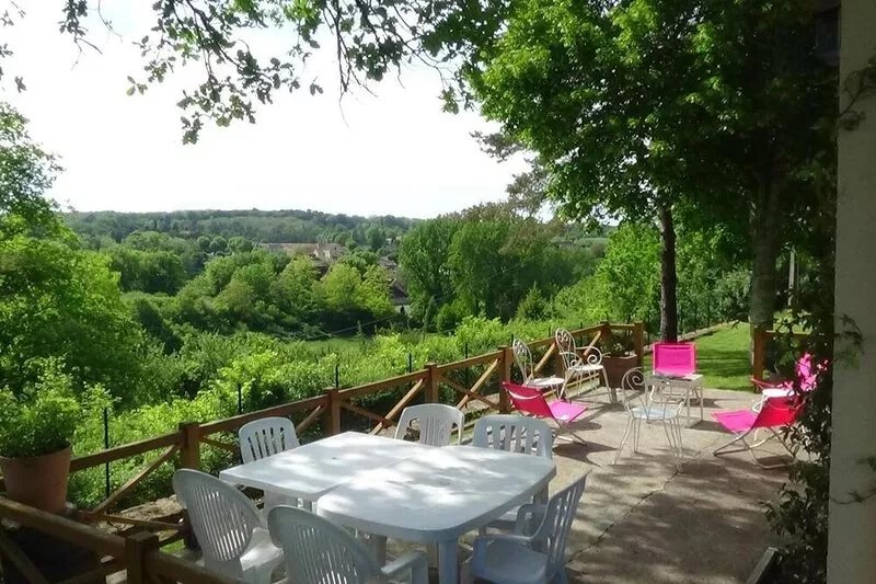 Large, quiet house surrounded by greenery 3 bedrooms - 2 bathrooms