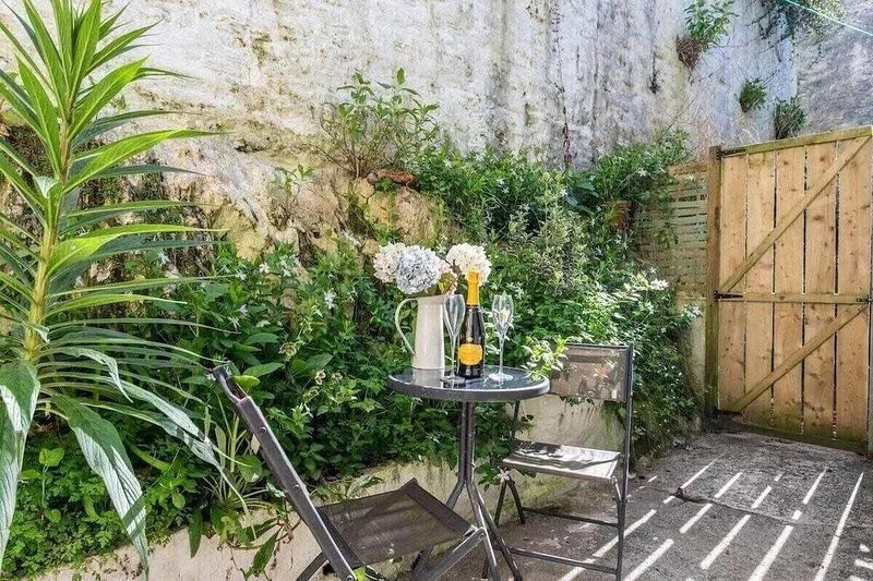 Gin O'Clock, Mevagissey. Level Walk to Harbour!