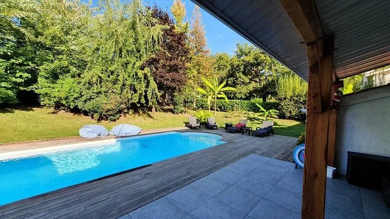 Near the Golf course, modern villa with swimming pool in a private residence