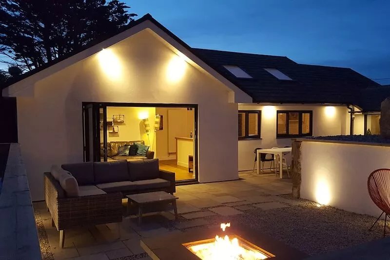 CARBIS BAY pet friendly 3 bathroomed detached property 6 minute walk from beach