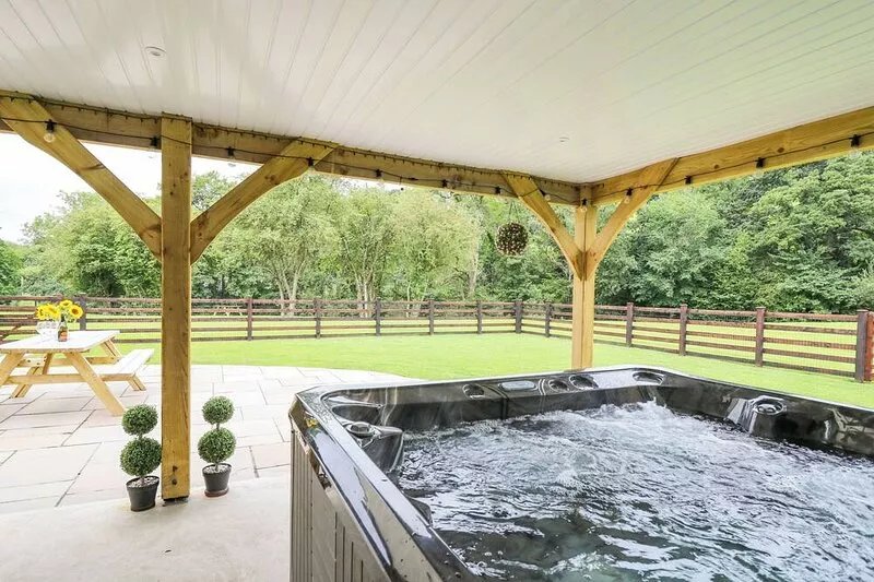 TALARDDU COTTAGE, pet friendly, with hot tub in Builth Wells