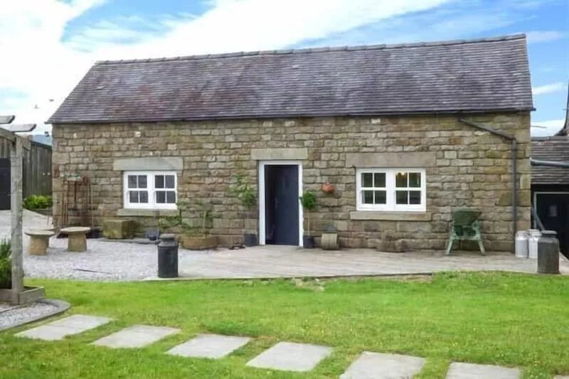 LITTLE OWL BARN, romantic, character holiday cottage in Longnor