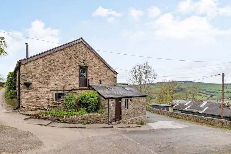 THE HAYLOFT, pet friendly, luxury holiday cottage in Combs