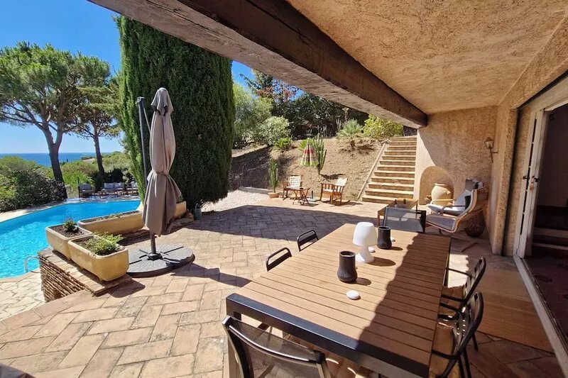 VILLA WITH LARGE SWIMMING POOL AND SEA VIEW Domaine de la Nartelle