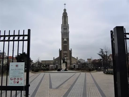 Monument aux morts – La France recevant dans ses bras un soldat blesse