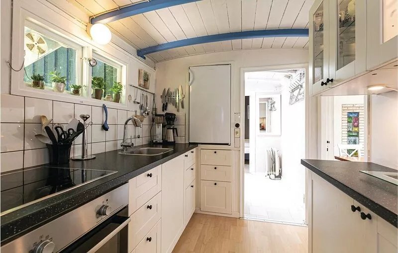 Cozy, older vacation home with a good kitchen and a nice winter garden.