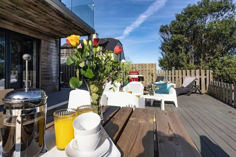 5 Bedroom house overlooking Porthmeor Beach, hot tub, parking, wifi sleeps 10