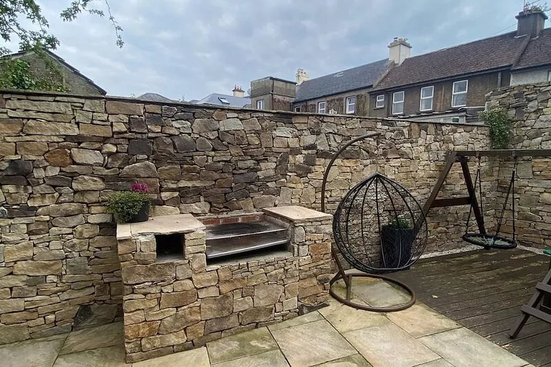 Town villa with charming garden & bbq area