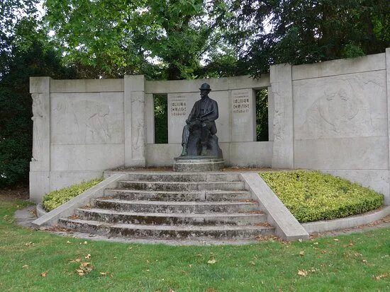 Bronze statue of Emile Claus