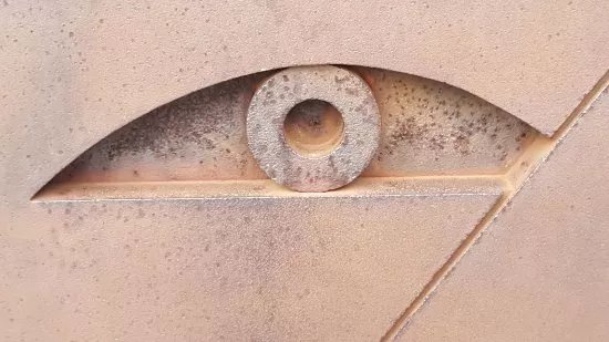 Skulptur "Kopf mit zwolf Augen"