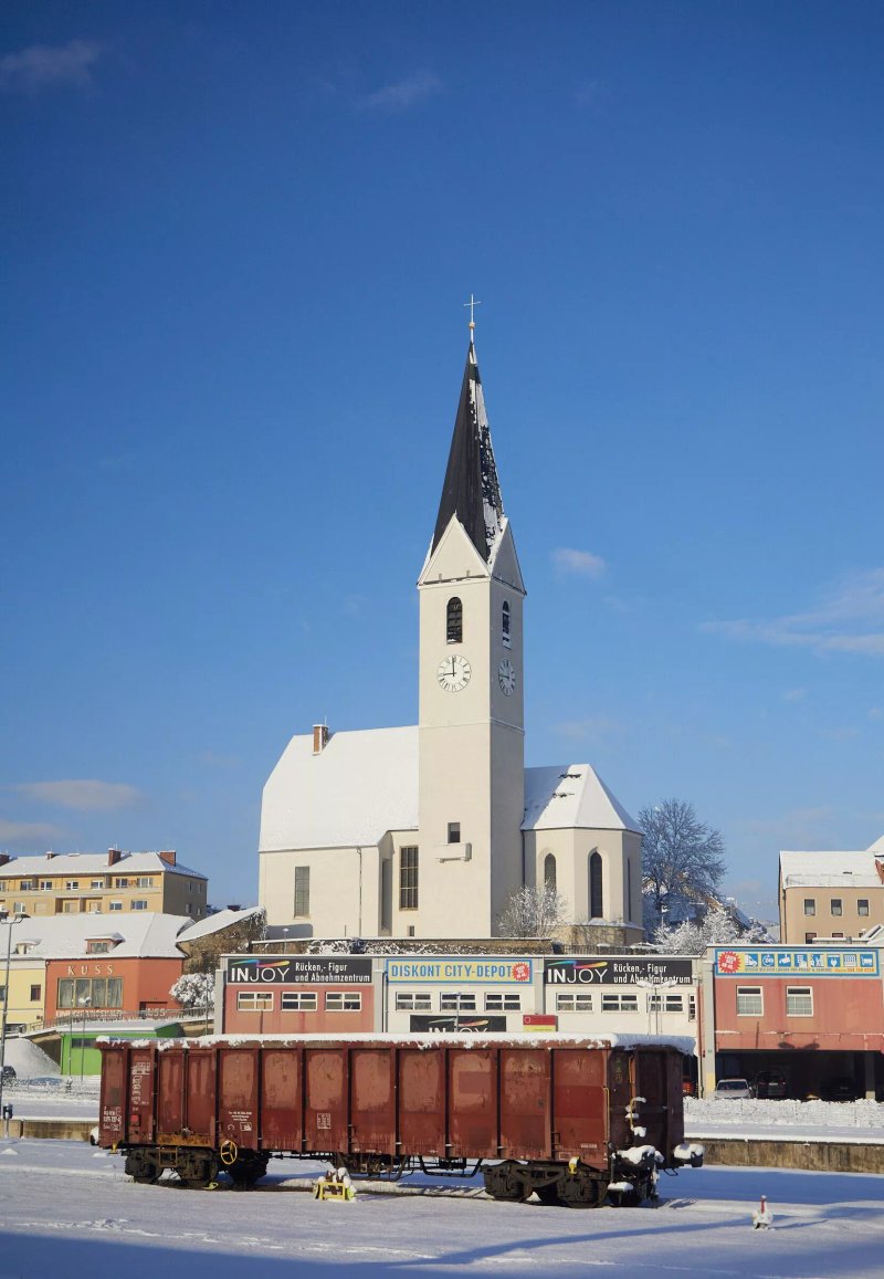 Stadtpfarrkirche - Kath. Pfarrkirche Christus als Konig und Kirchhofmauer