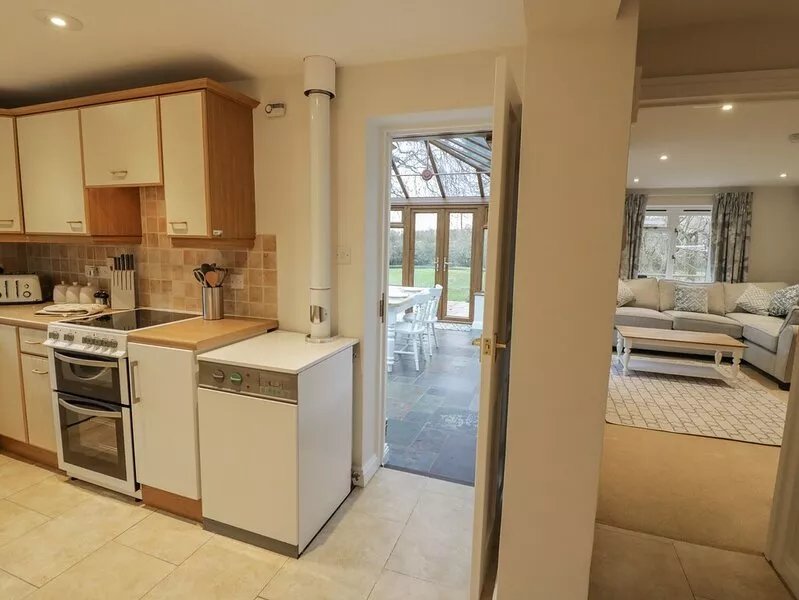 5 GRANGE COTTAGES, pet friendly, with open fire in Priors Marston