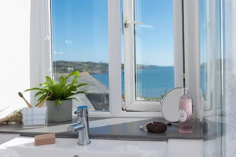 A charming pet-friendly coastal cottage in Marazion jus a few metres from the