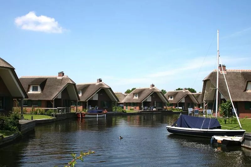 Stylish thatched villa with two bathrooms near Giethoorn