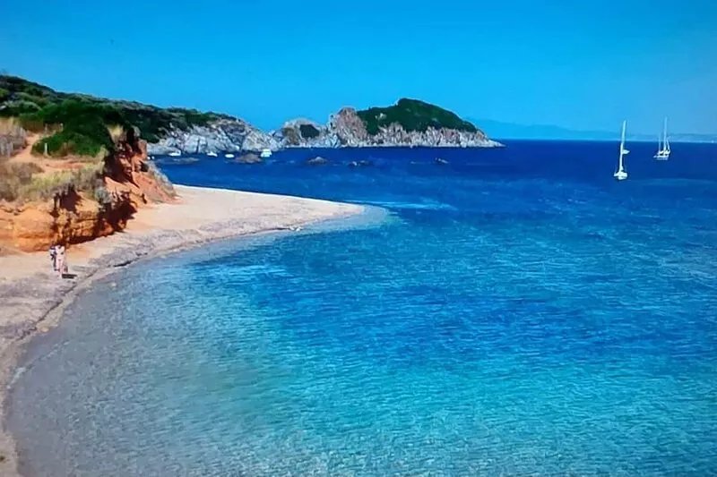 Between the sea and the hill
