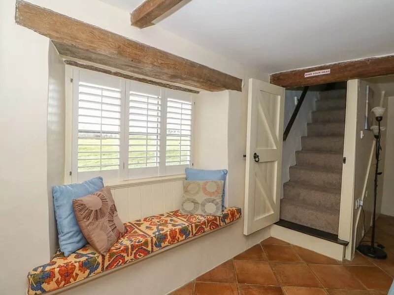 BUMBLE BEE, pet friendly, character holiday cottage in Barrowden