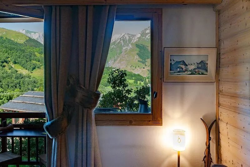 Charming Duplex on the slopes of the 3 valleys, Wifi, parking, terrace.