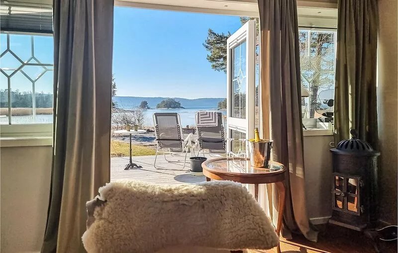 Gorgeous home in Vänersnäs with lake view