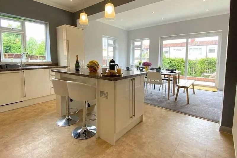 Beautiful 4 Bedroom house -5 min walk to the beach