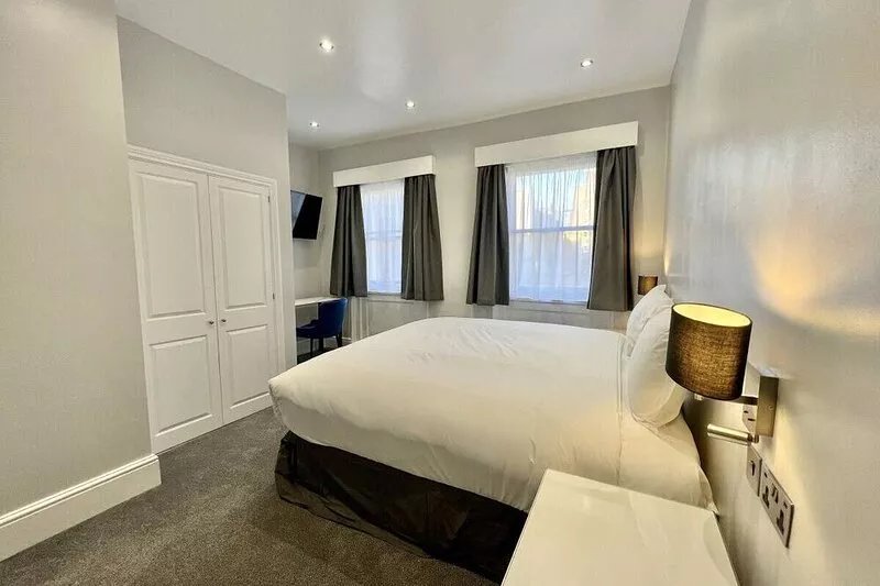 2 Bed/2 Bath Brand New Flat, Sky TV, Air Con