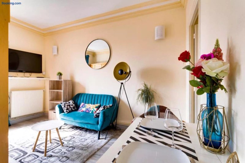 1 Double BedRoom in apartment in Paris