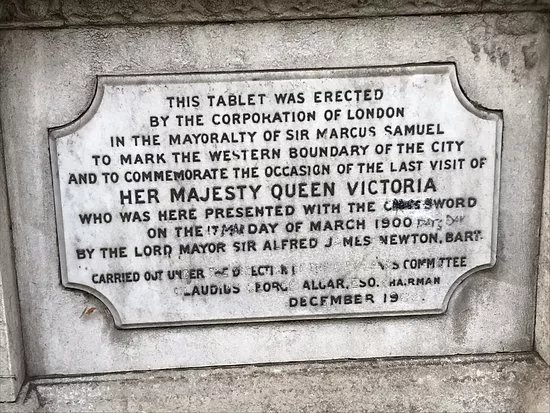 Queen Victoria Visits the City Monument
