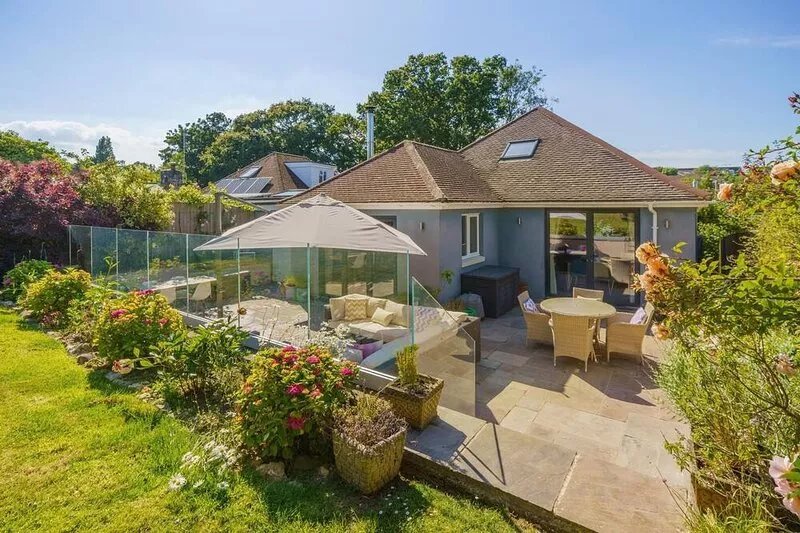 The Brackens – Stunning Seaside Retreat on Gully Road, Seaview with Large