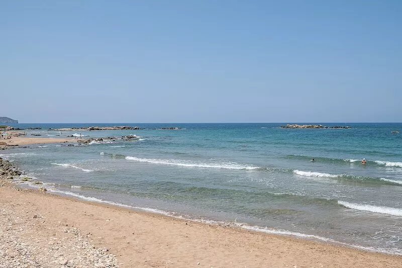 Artistic 2 Bedroom apt in front of the sea