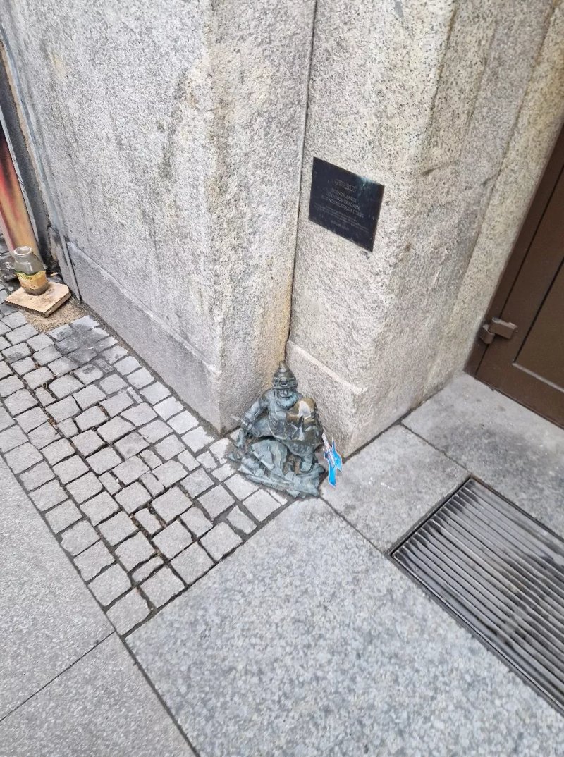 Gwarus Statue