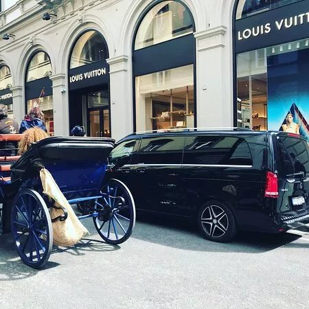 Moving Class Limousine