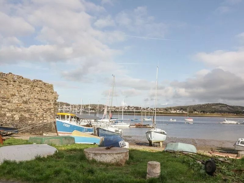 RIVERSIDE COTTAGE, pet friendly, country holiday cottage in Conwy