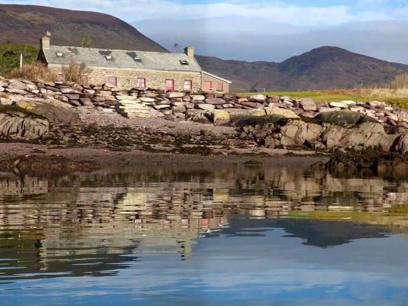 Restored 18th C. Coastguard cottage on shore of beautiful Kenmare Estuary