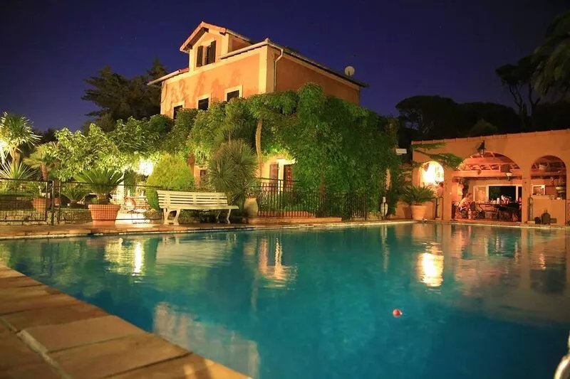 Air-conditioned villa of 240m2 near the beaches, swimming pool and private