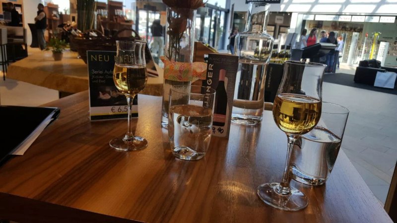 Leo HILLINGER Wineshop & Bar Fashion Outlet Parndorf