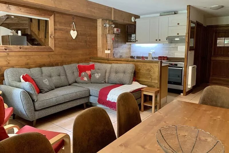 Samoens Village, Sleeps 8 - 9,  4 Bedrooms,  2 bathrooms,  Shared Pool.