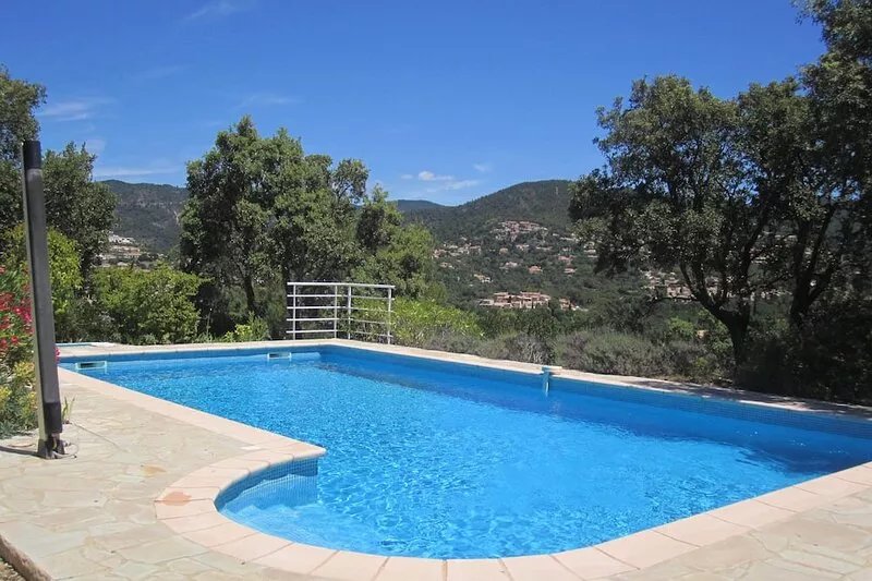 House with garden and swimming pool near to the sea